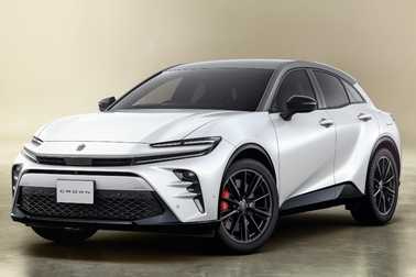 （左）：特別仕様車 SPORT RS “THE 70th” （ベース車両はSPORT RS）
