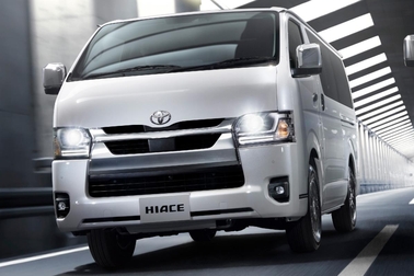 （左）：VAN・2WD・2800ディーゼル・標準ボディ・スーパーGL