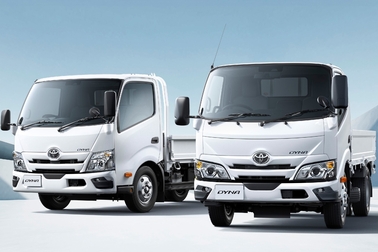 左）ワイドキャブ・2WD・ロングデッキ・フルジャストロー・2.0トン積